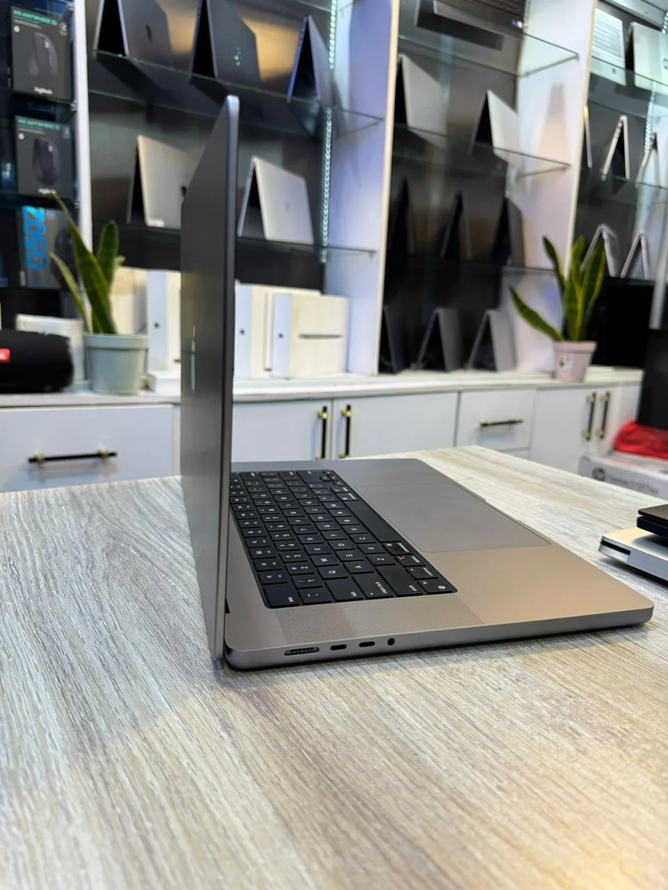 Apple MacBook Pro 16" (2023) | M2 Max Chip, 64GB RAM, 1TB SSD