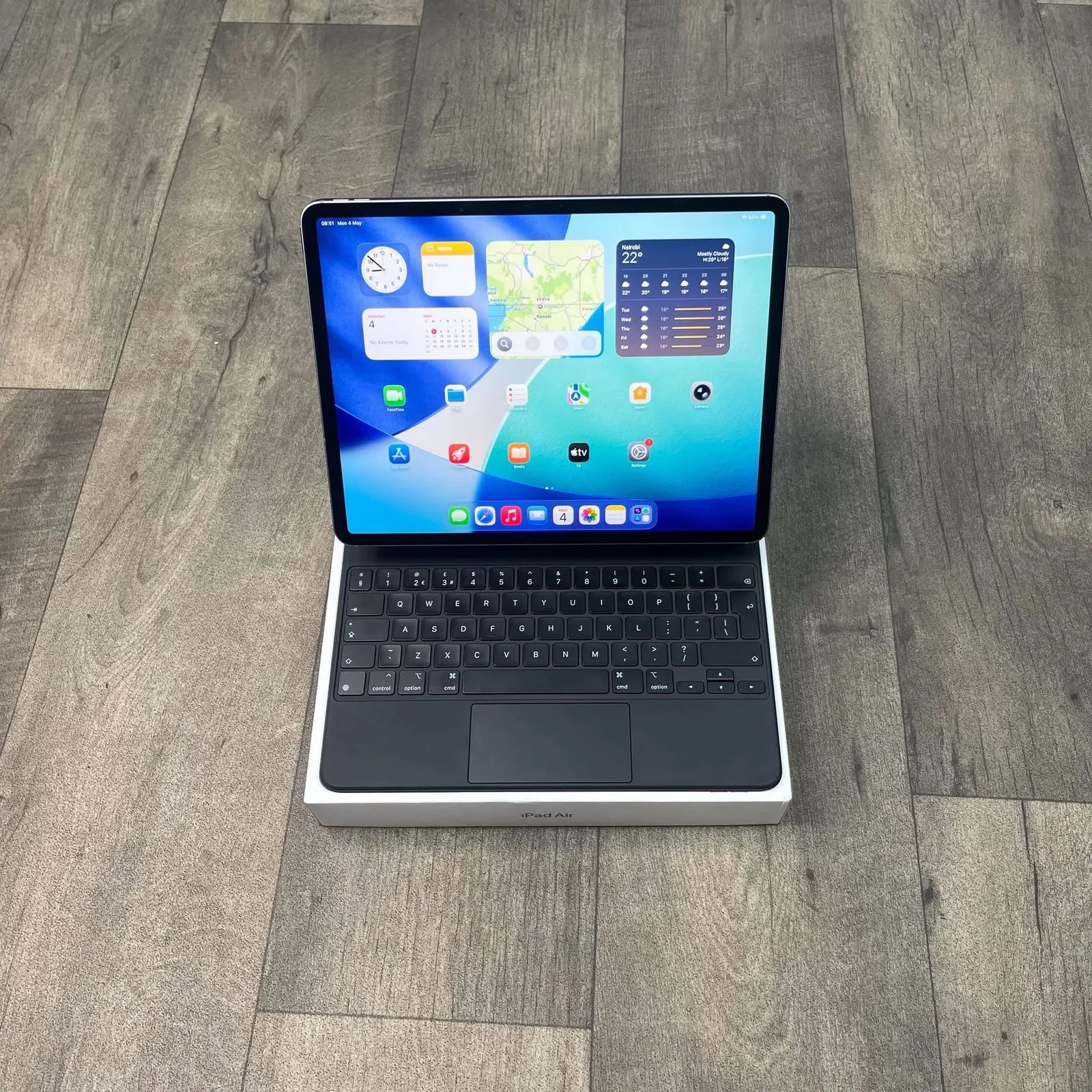 Apple iPad Air 13” (2025) – M3 Chip (8GB RAM / 256GB / Wi-Fi + 5G) + Magic Keyboard