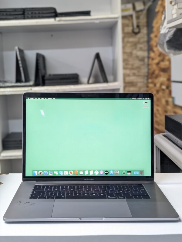 Apple MacBook Pro 15″ (2018, A1990) – Core i7 · 16GB RAM · 512GB SSD · 4GB Radeon Graphics