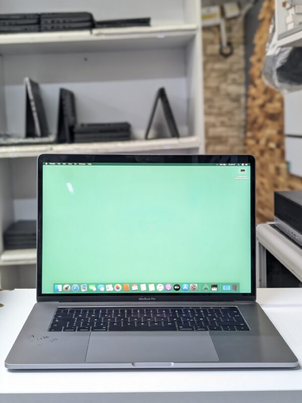 Apple MacBook Pro 15″ (2018, A1990) – Core i7 · 16GB RAM · 512GB SSD · 4GB Radeon Graphics