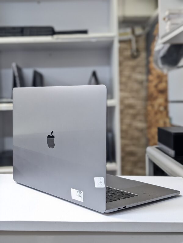 Apple MacBook Pro 15″ (2018, A1990) – Core i7 · 16GB RAM · 512GB SSD · 4GB Radeon Graphics