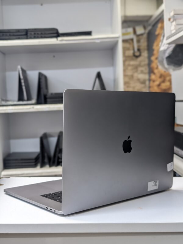Apple MacBook Pro 15″ (2018, A1990) – Core i7 · 16GB RAM · 512GB SSD · 4GB Radeon Graphics