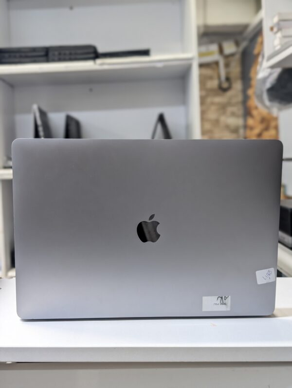 Apple MacBook Pro 15″ (2018, A1990) – Core i7 · 16GB RAM · 512GB SSD · 4GB Radeon Graphics