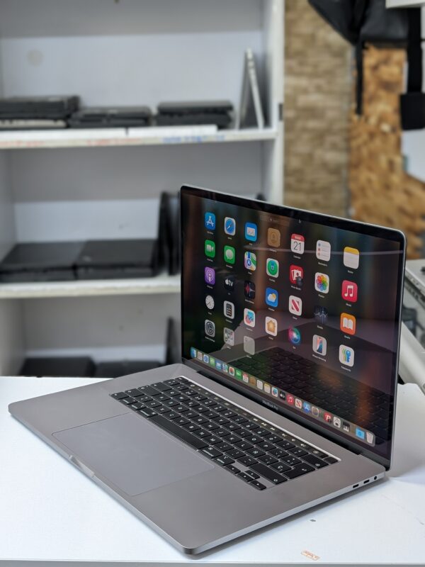 MacBook Pro 15" 2018 A1990 i7 16GB 512GB SSD with 4GB Radeon Pro GPU