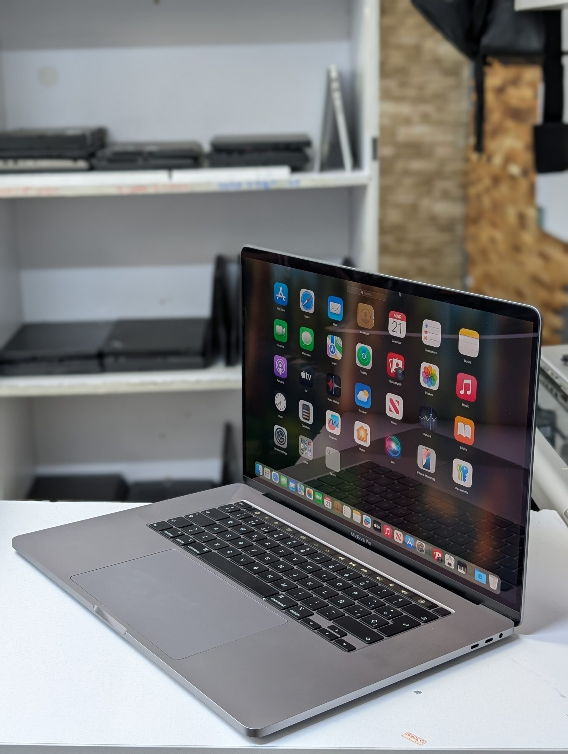 MacBook Pro 15" 2018 A1990 i7 16GB 512GB SSD with 4GB Radeon Pro GPU
