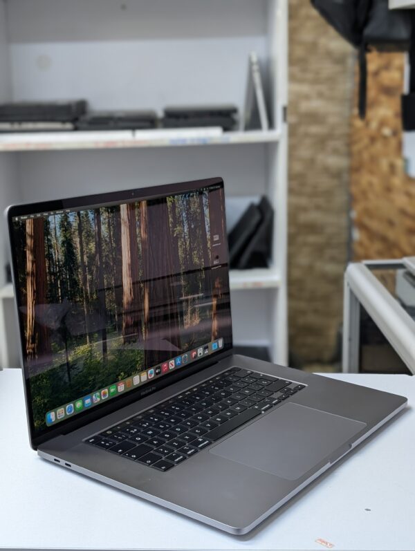 MacBook Pro 15" 2018 A1990 i7 16GB 512GB SSD with 4GB Radeon Pro GPU