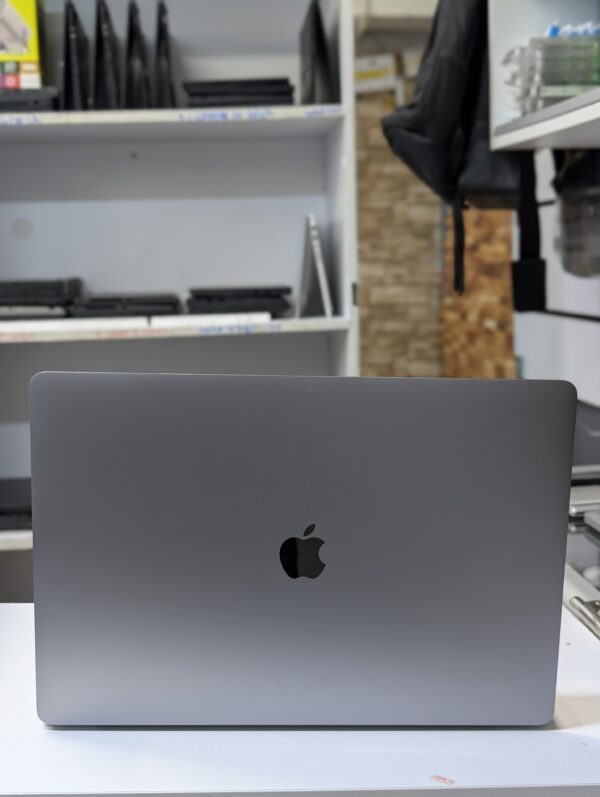 MacBook Pro 15" 2018 A1990 i7 16GB 512GB SSD with 4GB Radeon Pro GPU